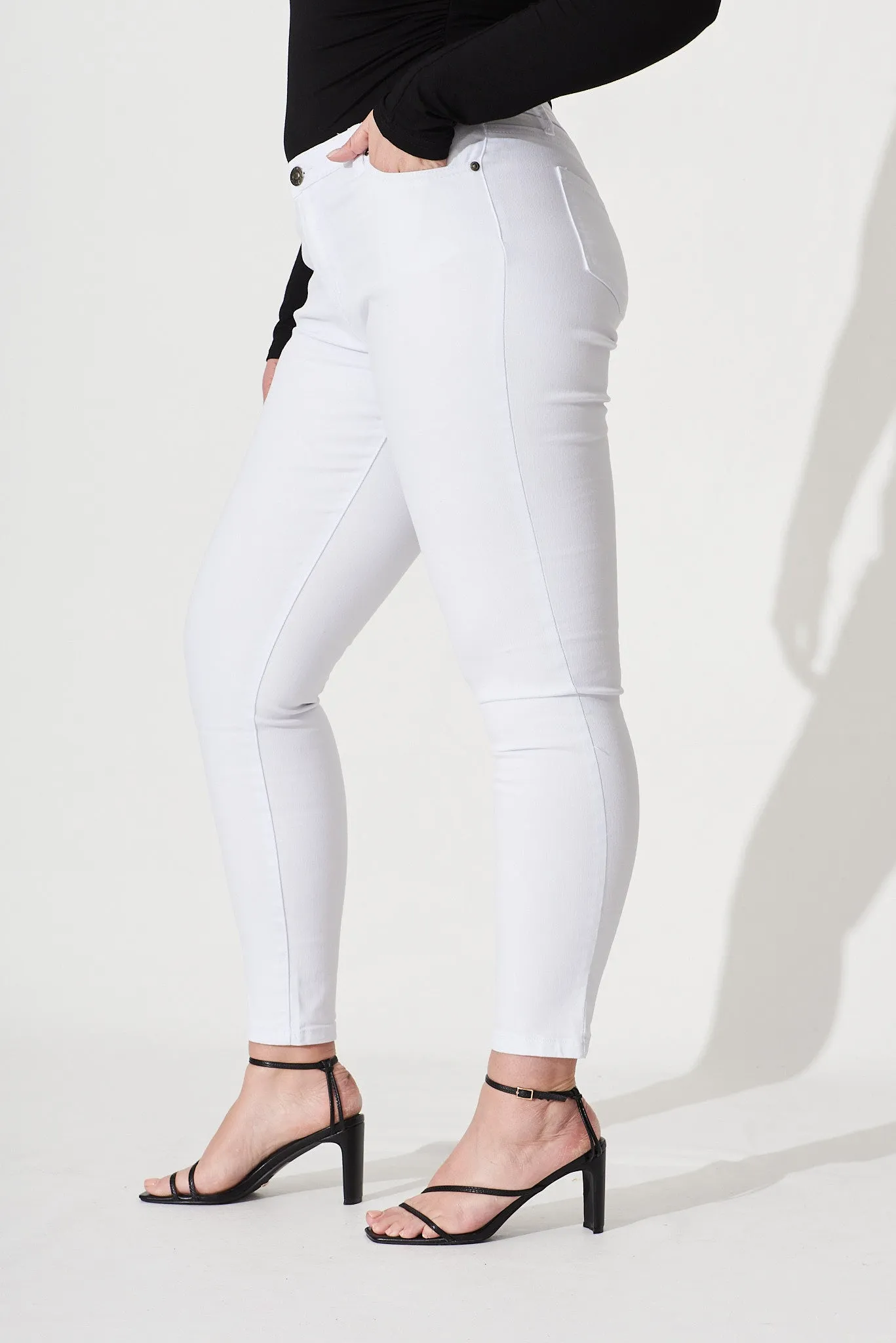 Brooklyn Mid Rise Jeans In White Denim