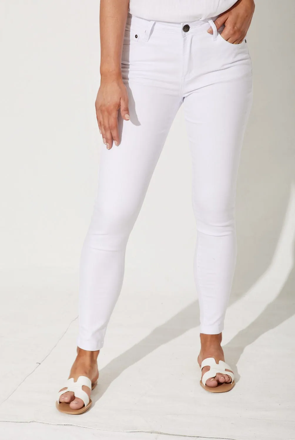 Brooklyn Mid Rise Jeans In White Denim