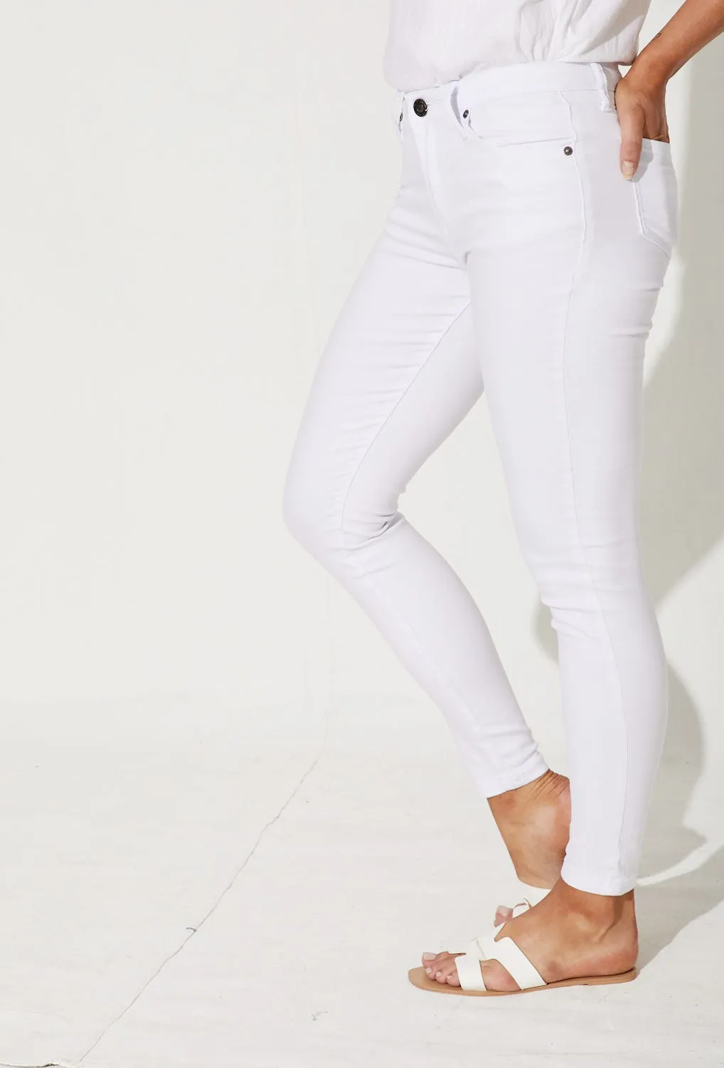 Brooklyn Mid Rise Jeans In White Denim